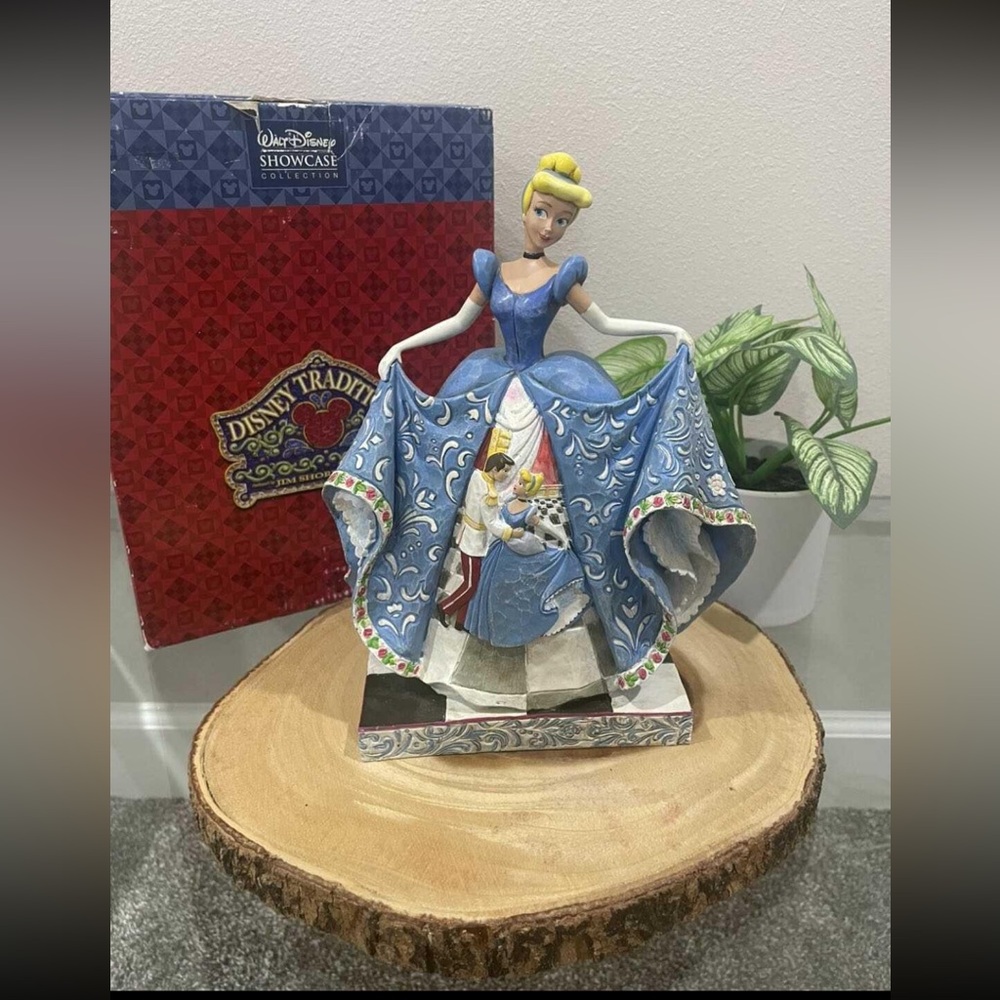 DISNEY Traditions by Jim Shore Cinderella Figurine "Romantic Waltz" (4007216) - Picture 5 of 16